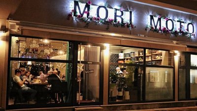 Das "Mori Moto" an der Hauptstraße ist abends immer voll. Im Sommer gibt es auch draußen Plätze.