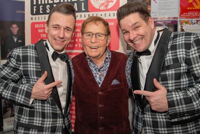 Volksmusik-Legende Eberhard Hertel aus Oelsnitz (Mitte) war vom Konzert der Firebirds im ausverkauften König-Albert-Theater in Bad Elster sehr begeistert. Er traf die Musiker Guido Gentzel (links) und Konrad Schöpe (rechts) nach ihrer Show und lobte sie in den höchsten Tönen.