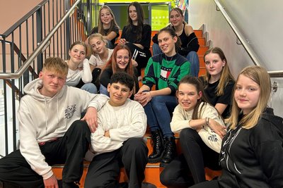 Lucca, Ali, Lea, Cheyenne (unten v. l.), Vabienne, Lucie, Vicky, Trainerin Alexandra Schneider, Kimberly (2. Reihe v. l.), Virsavia, Elisa, Hanna (oben v. l.) trainieren jede Woche in Freiberg Hip-Hop und Showtanz.