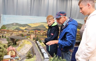 Marcel Haase, Joachim Gottschalch und Janek Haase aus Herold (v. l.) haben die Cunersdorfer Modellbahnschau schon gesehen. 