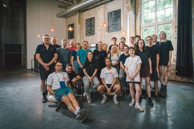 Voll Atomkraft: Das ganze Aufbauteam