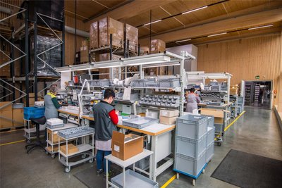 Auch die Arbeitsplätze und die Hochregale befinden sich in einem angenehmen Ambiente.