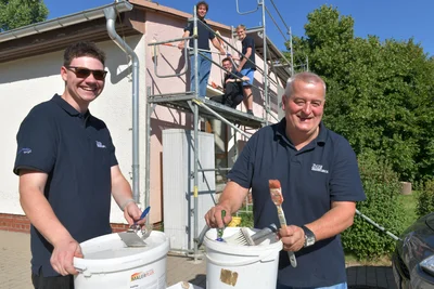 Mitstreiter des Zuger Jugendclubs arbeiten unter Mithilfe von Dietmar Weiske (r.) an der Außenfassade: Im Bild von links Ben Hobert, Clemens Jugel, Jay Kalcher und Ben Blietz.
