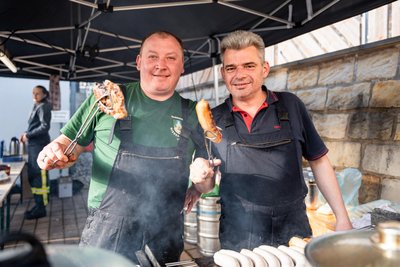 Deftig ging es auch am Grill in Niederschöna zu: Toni Engelmann (l) und Alexander Kodym (r) waren die Chefs am Grill.