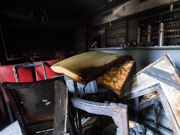 Die verbrannte Einrichtung des türkischen Restaurants liegt in den verkohlten Räumen in Chemnitz.