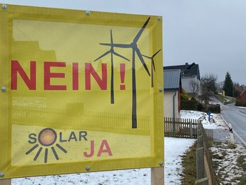 Oederan ist für Fotovoltaikanlagen und gegen Windräder. Dies ist auch die Botschaft von Plakaten im Ortsteil Schönerstadt. Diese wurden unlängst von Unbekannten beschmiert.