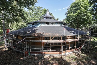 Beim Neubau des Hippodroms kam es zu Vermessungsfehlern. Dadurch rückt ein möglicher Eröffnungstermin nun noch weiter in die Ferne.