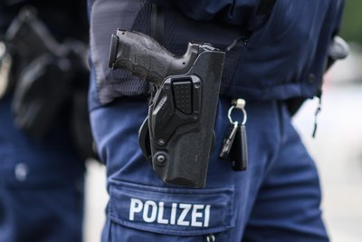 Polizeiwaffen sind entsichert, sobald sie gezogen werden, schildert der Zwickauer Beamte vor Gericht. Er feuerte zweimal.