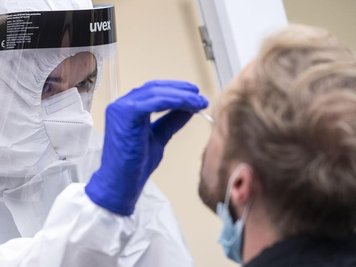 Die Anzahl der Neuinfektionen binnen eines Tages hat in Deutschland einen neuen Höchstwert erreicht.