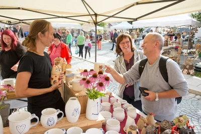 Jaroslavá Lutovská (li.) aus der Tschechischen Republik ist das erste Mal auf dem Töpfermarkt vertreten gewesen. Die Stadt hatte sie tief beeindruckt. Zu ihren Kunden gehörten Katrin und Jörg Grimm aus Chemnitz.