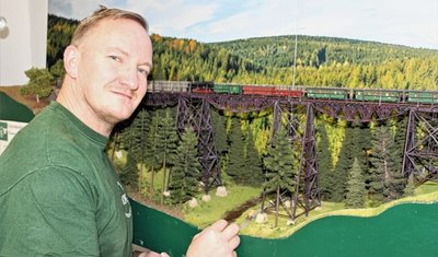 Stefan Groß mit der Geyerschen Brücke, auch "Gruße Brück" genannt, auf der Modellbahnschau in Jahnsbach. 