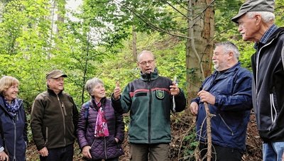 Für den Zustand des Waldes rund um die Waldbühne Schwarzenberg interessierten sich Mitglieder des Erzgebirgszweigvereins Schwarzenberg. Sie trafen sich dort mit Revierförster Peter Seifert (3. v. r.). 