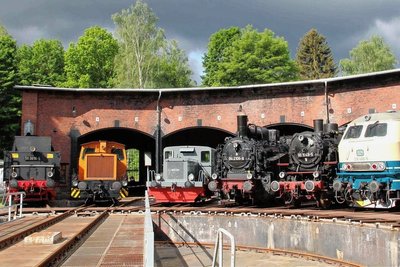 Während der Schwarzenberger Eisenbahntage sind vor dem Lokschuppen des ehemaligen Bahnbetriebswerks vor allem die vereinseigenen Schätze aus dem Fahrzeugbestand der Sächsischen Eisenbahnfreunde zu bestaunen. 