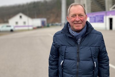 Rainer Pommer und die Mitglieder des 1. Auer MSC stemmen das Zschorlauer Dreieck mit befreundeten Vereinen. Der Vorsitzende fungiert am Wochenende zudem als kundiger Streckensprecher.