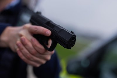 Das Auto sei so nah gewesen, dass der Seitenspiegel ihn zwischen dem ersten und zweiten Schuss am Ellbogen traf, sagt der Beamte. Notwehr?