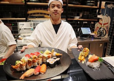 Der Restaurant-Chef und Sushi-Meister Duong Quoc Do zeigt eine Überraschungsplatte mit Sushi.
