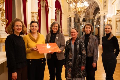 Natalia Krone (zweite von links) bei der Plakettenübergabe „Partnerschule Semperoper Dresden“, unter anderem mit der Intendantin der Semperoper Nora Schmid (links).