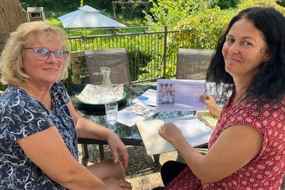 Marlis Schaden (l.) und Nadja Hiller freuen sich auf das Zwillingstreffen im Familienzentrum.