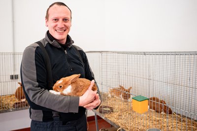 Im Gerätehaus der Feuerwehr Niederschöna hielten am Wochenende Hasen Einzug. Im Bild: Wehrleiter Alexander Riedel versorgt die Tiere, bevor das Osterfeuer beginnt.