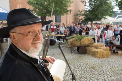 Der Nachtwächter Rainer Eckel ließ es sich nicht entgehen zur Eröffnung des Töpferfestes einige Verse vorzutragen.