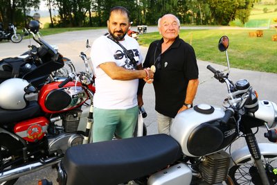 Der aus dem Irak stammende MZ-Fan Saleh Abulkadir (links) traf in Hohndorf den ehemaligen MZ-Kundendienstleiter Reiner Reuter.
