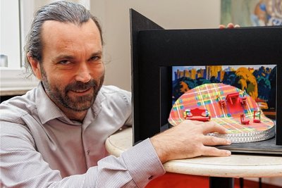 Ausstattungsleiter Martin Scherm zeichnet für das Bühnenbild verantwortlich, für das unter anderem eine schiefe Wand benötigt wird.