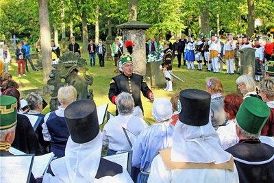 Andreas Schwinger leitet den Chor bei einer Veranstaltung auf dem Donatsfriedhof im Juli 2019.