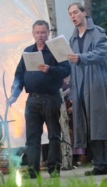 Aus "Faust" lasen Werner Haas (links) und Christian Strohm am Samstag auf der Küchwaldbühne.  