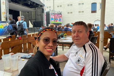 Gerlan und Silvio Schemmel drücken im Freiberger Schlosshof die Daumen für die deutsche Elf.