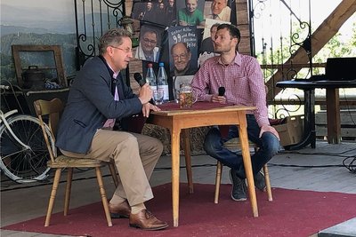 Hätte man Hans-Georg Maaßen (links) vor drei Jahren erzählt, er werde im Wahlkampf im Trachtenjanker auf einer Bühne im Thüringer Wald sitzen, er hätte wohl ungläubig geschaut.