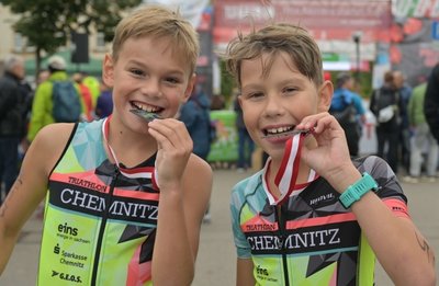 Moritz Dau aus Chemnitz (links) gewann den Junior-Triathlon. Über die Finishermedaille freute sich auch sein Teamkamerad Phillip Ehrler (Platz 6).