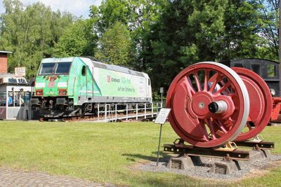 Auch Eisenbahnunternehmen stellen sich vor. 2022 warb DB Cargo für umweltfreundlichen Gütertransport. 