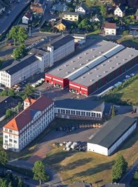 Ein Blick auf das Mugler-Gelände in Oberlungwitz aus der Vogelperspektive. Die Firma plant an Erweiterungen. 