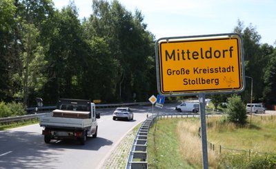 Das Ortseingangsschild an der B169 muss weg, denn es steht falsch. Geht es nach dem Willen der Landesbehörde, soll in dem Bereich dann Tempo 70 gelten. Doch die Situation an der Kreuzung ist bereits jetzt schon äußerst un- übersichtlich.