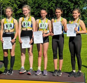 Glücklich über Platz 3: Paulina Fiedler, Ida Pechmann, Emma Uhlemann, Sanni Rappich und Laura Mally gewannen in der Mannschaftswertung der AK 14 Bronze. 