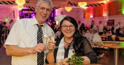 Sind langjährige Stammgäste in der Festhalle und wollen dort auch weiter tanzen: Ute und Jörg Bittner aus Sehma.