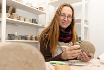 Dritte im Bunde ist Oleksandra Kushnir aus dem ukrainischen Kossiw. Die Kunstwissenschaftlerin und Kunsthistorikerin sowie begeisterte Töpferin ist vor dem Krieg geflohen.