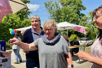 Michaela Wichmann, Kathrin Helbig und Anja Fiedler kaufen Tombola-Lose beim 20. Jubiläumsfest der Tafel Freiberg.