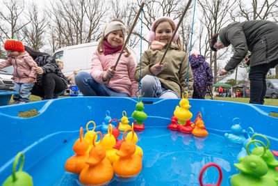Lia Strelow (6) und Nela Bauer (6, v. l.) aus Limbach-Oberfrohna versuchen sich beim Entenangeln im Stadtpark.