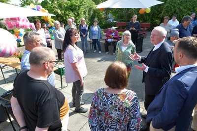 Pfarrer Roman Neumüll würdigt die Arbeit von Anja Fiedler (l.) und den anderen ehrenamtlichen Mitarbeitern der Tafel Freiberg.