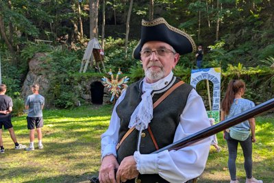 Gerald Drechsel vom Schützenverein in der historischen Kleidung sächsischer Jäger.