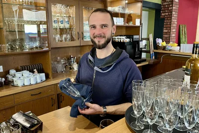 Bencé Mészöly startet am Samstag mit seinem Restaurant in Beierfeld. Er wird vorrangig am Tresen tätig sein.