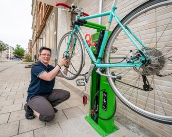Jacqueline Drechsler von der Bürgerplattform Chemnitz-Mitte mit ihrem Rad an der neuen Fahrrad-Reparaturstation auf dem Brühl.