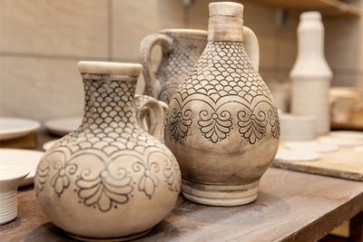 Entstanden nach dem Vorbild von Fundstücken aus dem Erzgebirgsmuseum in Annaberg: Vasen und Krüge mit historisch überliefertem Muster.