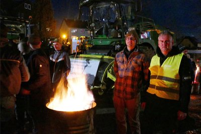 Tino Fischer und Alexander Förster (von rechts) gehören zu den Initiatoren der Protestaktion in Drebach.