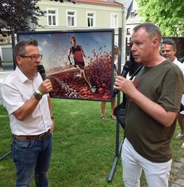 Zur Eröffnung der Perspektiva interviewte Moderator Gerd Edler (l.) Fotograf Uli Staiger, dessen Fotos in Oederan zu sehen sind. 