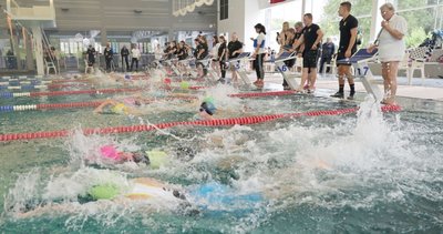 In neun Startwellen wurden die Teilnehmerinnen und Teilnehmer des 9. Zwickau-Triathlons am Sonntag in der Glück-Auf-Schwimmhalle ins Wasser geschickt.