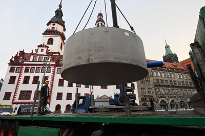Am Mittwochmorgen sind die Fundamente des neuen Marktbrunnens eingetroffen.