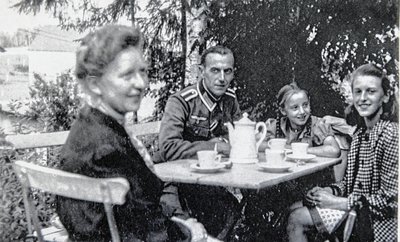 Blick ins Familienalbum: Liddy und Martin Gruschwitz (links), deren Tochter Lieselotte (rechts) und Edith Benner (Mitte) beim Kaffeetrinken in der Jocketaer Ausflugsgaststätte "Vogtländische Schweiz". 