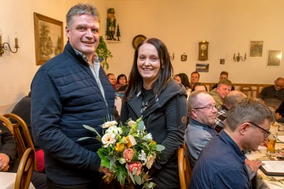 Gemeinderätin Lisa Zenker nahm René Hoffmann den Amtseid ab. Anschließend gab es Blumen für das neue Gemeindeoberhaupt. 